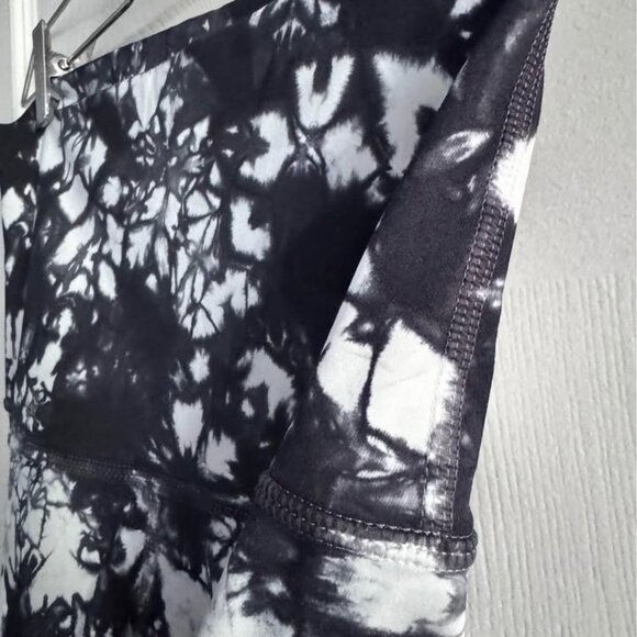 Lululemon leggins size 4 - Picture 5 of 5